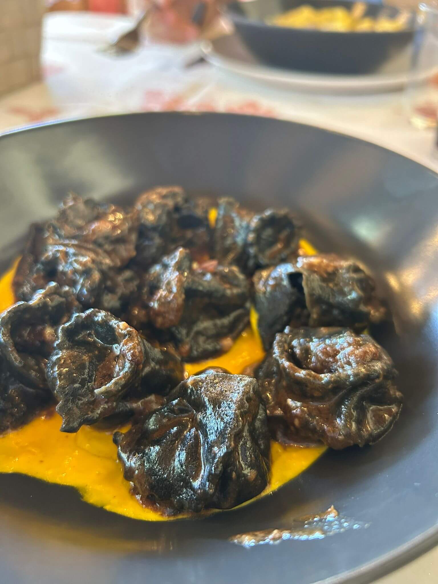 Rose nero divino aprile 2026